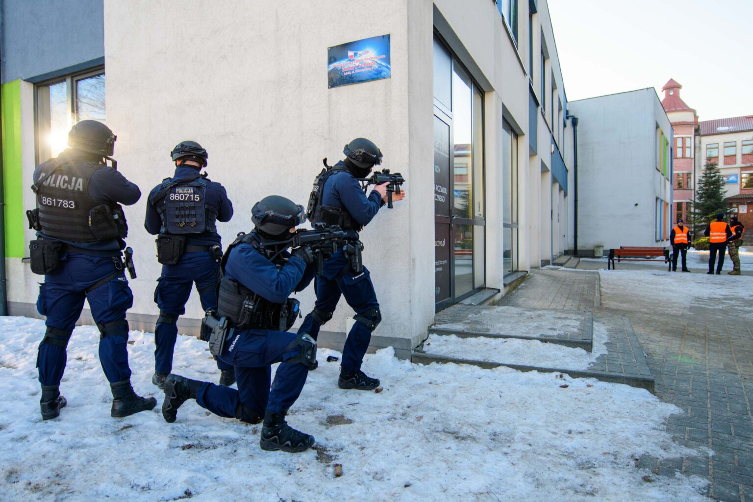 Cwiczenia kontrterrorystow w szkole fot Sebastian Szwajkowski 17