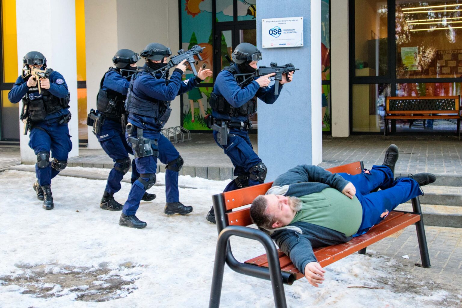 Ćwiczenia kontrterrorystów w szkole fot Sebastian Szwajkowski_2 Cwiczenia kontrterrorystow w szkole fot Sebastian Szwajkowski 2