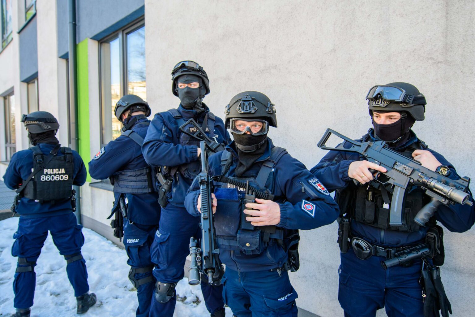 Cwiczenia kontrterrorystow w szkole fot Sebastian Szwajkowski 21