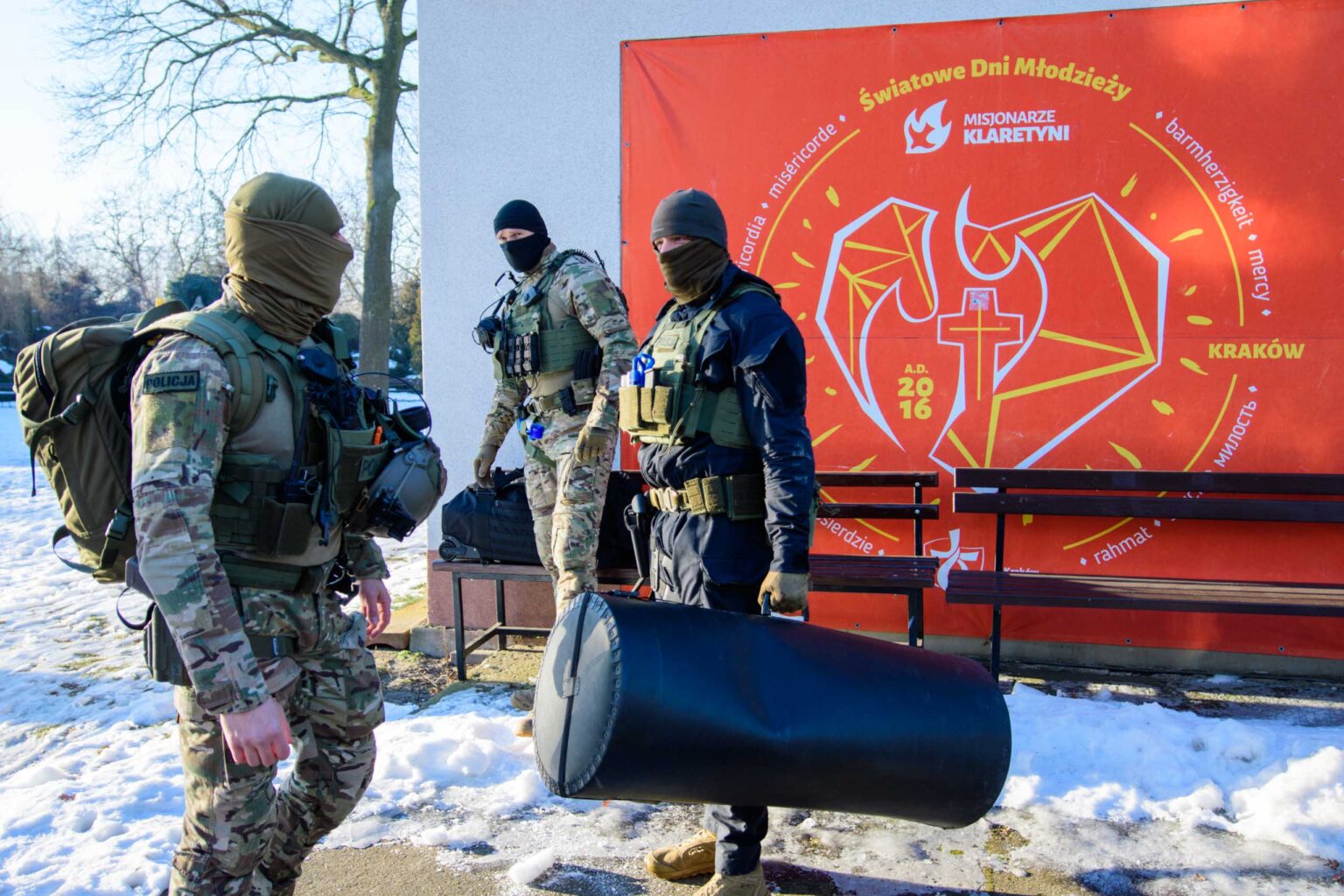Cwiczenia kontrterrorystow w szkole fot Sebastian Szwajkowski 23
