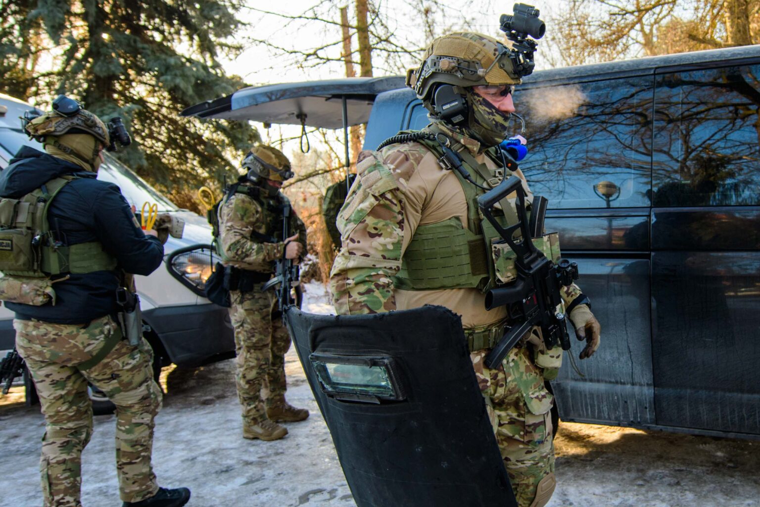 Cwiczenia kontrterrorystow w szkole fot Sebastian Szwajkowski 27