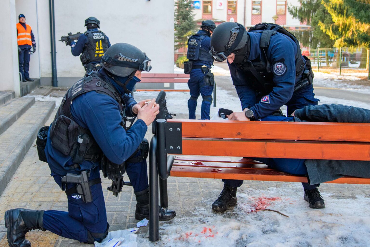 Ćwiczenia kontrterrorystów w szkole fot Sebastian Szwajkowski_5 Cwiczenia kontrterrorystow w szkole fot Sebastian Szwajkowski 5