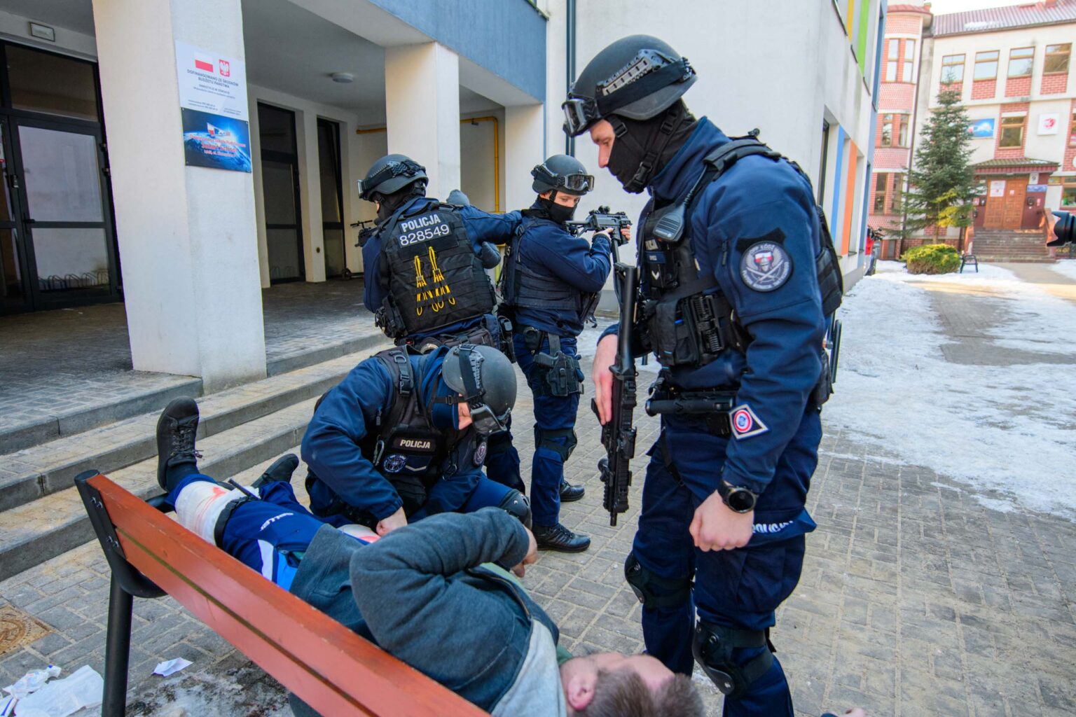 Ćwiczenia kontrterrorystów w szkole fot Sebastian Szwajkowski_7 Cwiczenia kontrterrorystow w szkole fot Sebastian Szwajkowski 7