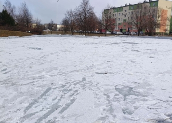 Lodowisko pod chmurką w Sieradzu nie zachęca do ślizgania