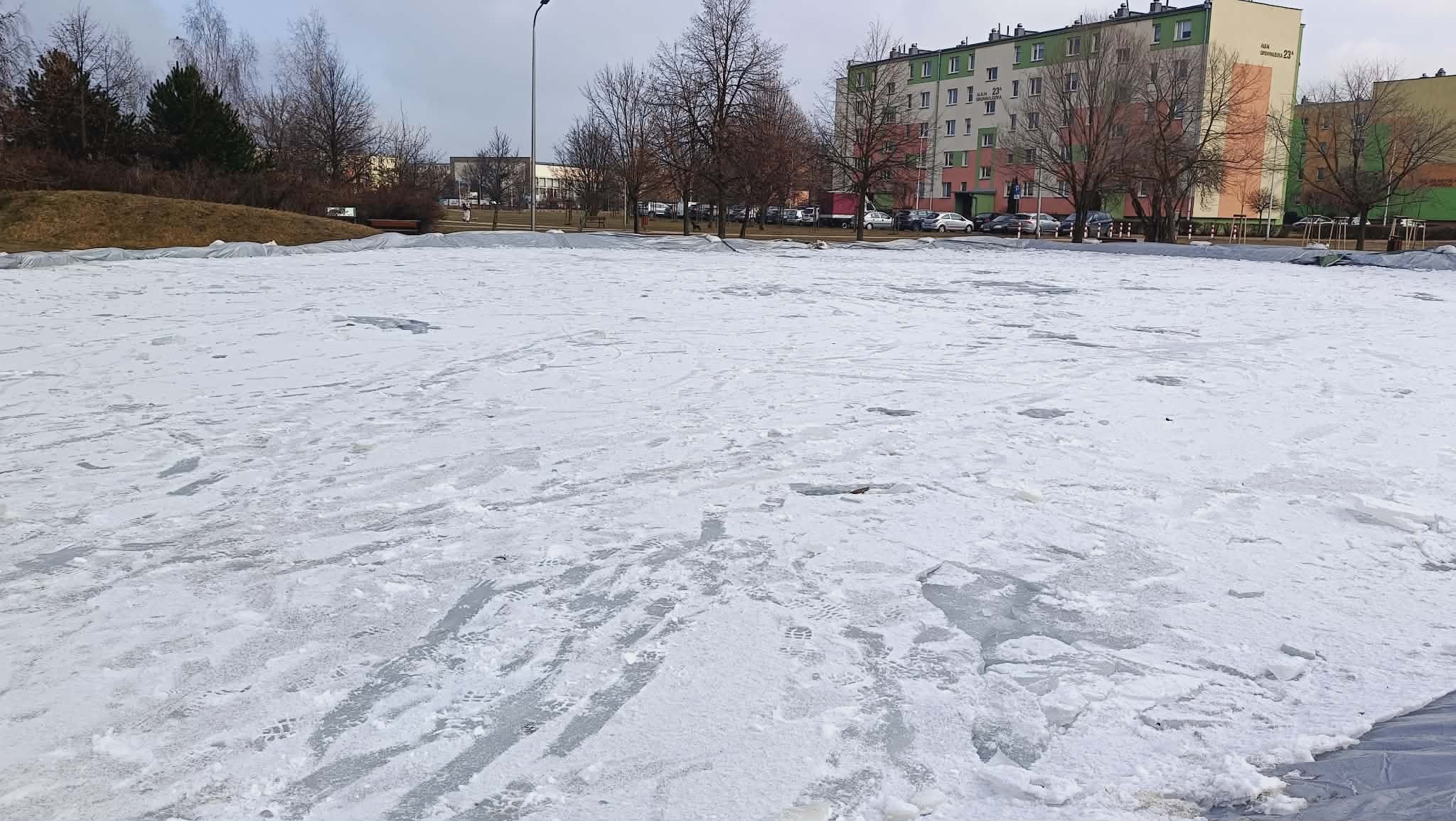 Lodowisko pod chmurką w Sieradzu nie zachęca do ślizgania
