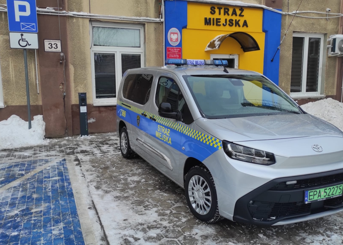 Straż Miejska w Pabianicach będzie bardziej eko. Zakupiła nowy samochód elektryczny [ZDJĘCIA]