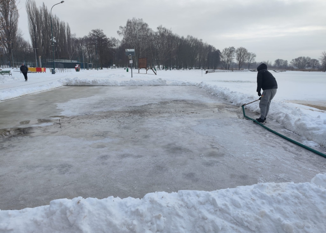W Pabianicach powstanie zewenętrzne lodowisko? "Pierwsza warstwa już została wylana"