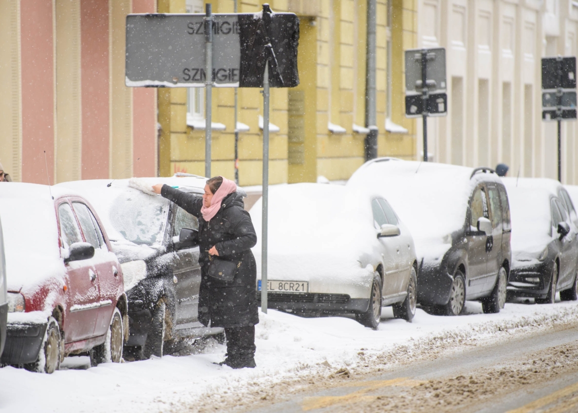 Masz nieodśnieżone auto? Możesz zapłacić nawet 3 tys. zł! fot. S. Szwajkowski