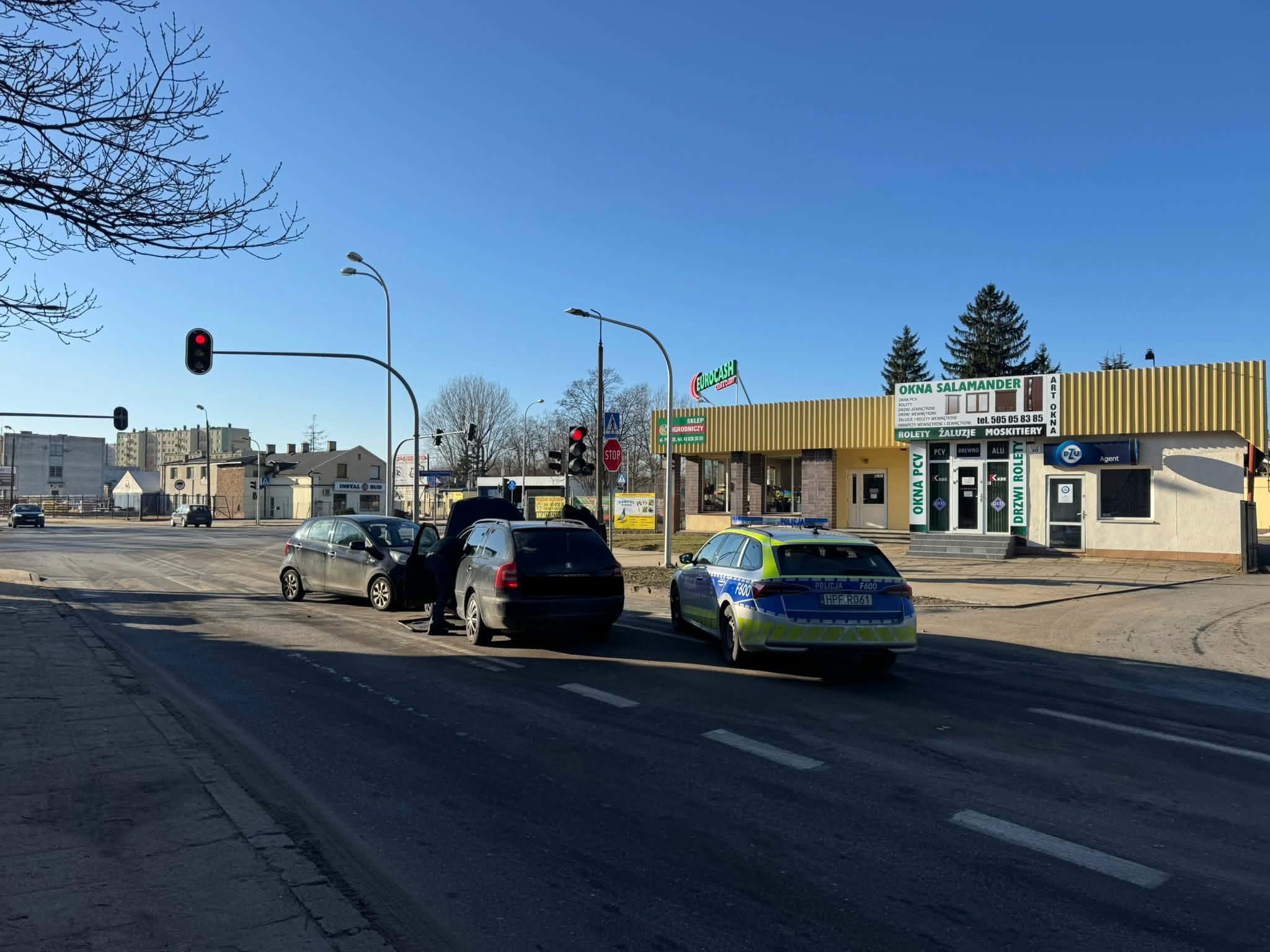 Czołowe zderzenie samochodów w Sieradzu. Są ranni