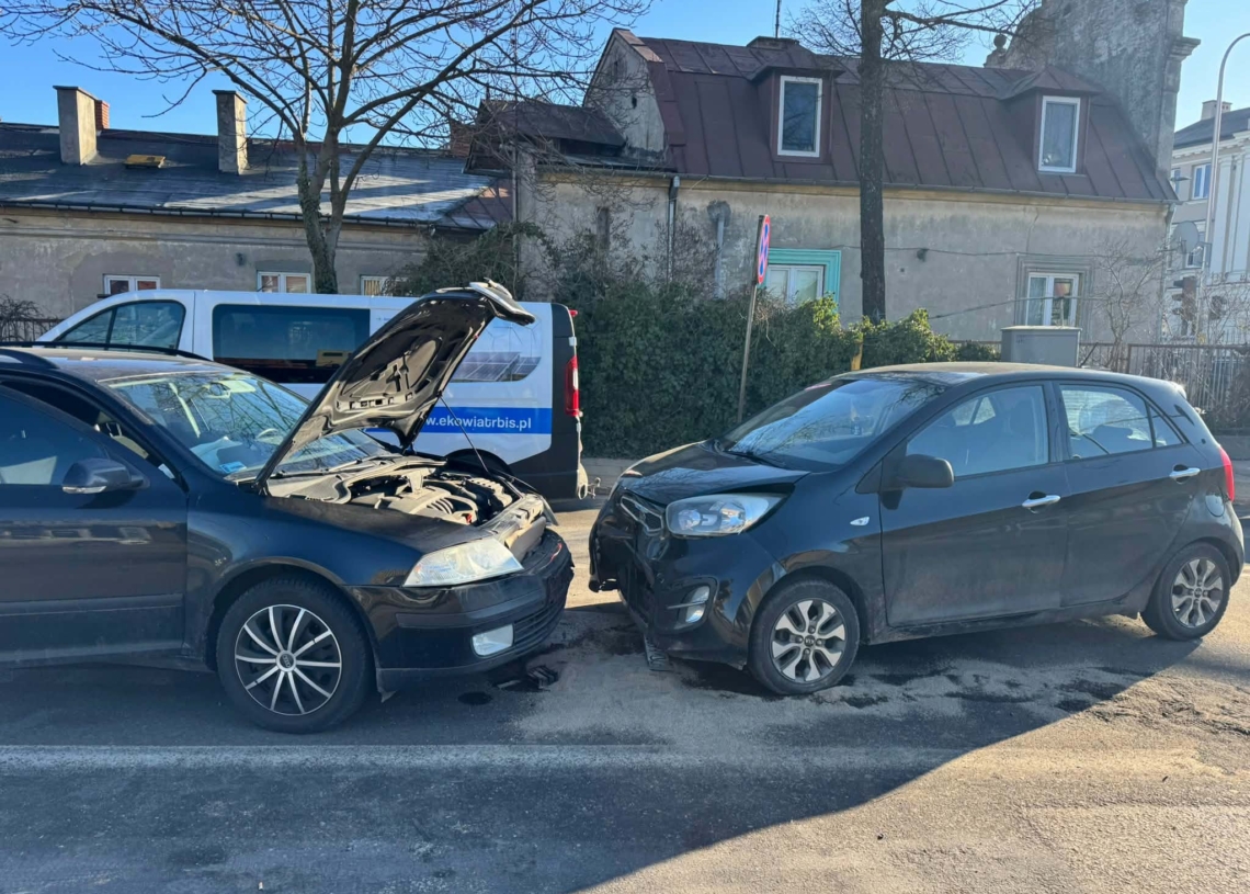 Czołowe zderzenie samochodów w Sieradzu. Są ranni