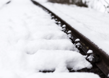 Silny mróz w Łódzkiem. Utrudnienia dla pasażerów pociągów