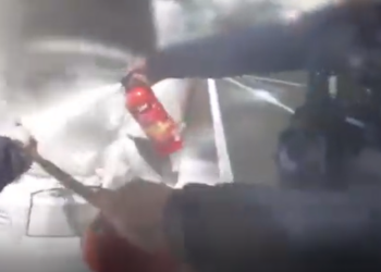 Pożar na stacji paliw. Reakcja policjantów zapobiegła tragedii [WIDEO]