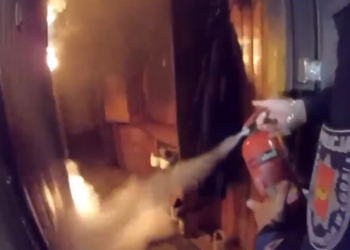 Pożar na Retkini. Matka z dzieckiem czekali na ewakuację. Pomogła policja [WIDEO]
