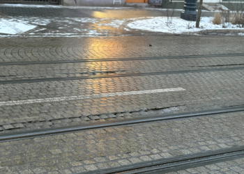 Problemy z kostką w Łodzi. Uszkodzenia w kolejnych miejscach