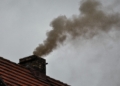 Nie znika problem kopciuchów w Łodzi. Prawie 100 wystawionych mandatów 2 Smog w Łódzkiem. Służby apelują o niewychodzenie z domów