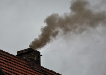 Smog w Łódzkiem. Służby apelują o niewychodzenie z domów