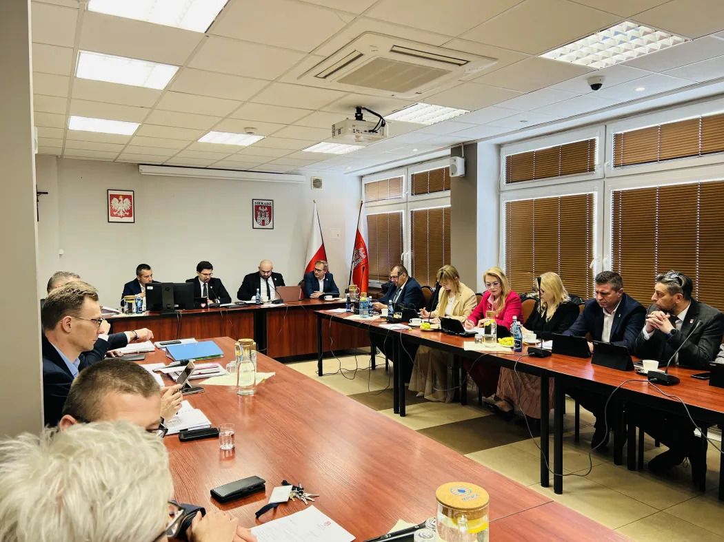 Spór motoryzacyjny w sieradzkim magistracie. Bus dla osób z niepełnosprawnościami zamiast nowego samochodu dla kierownictwa