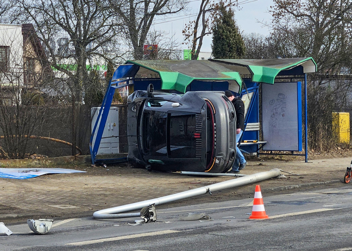 Porsche zdemolowało przystanek autobusowy w Sieradzu