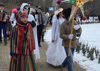 Ostatkowy korowód przeszedł ulicami Bełchatowa. Tańce, śpiewy i słodkości [ZDJĘCIA]