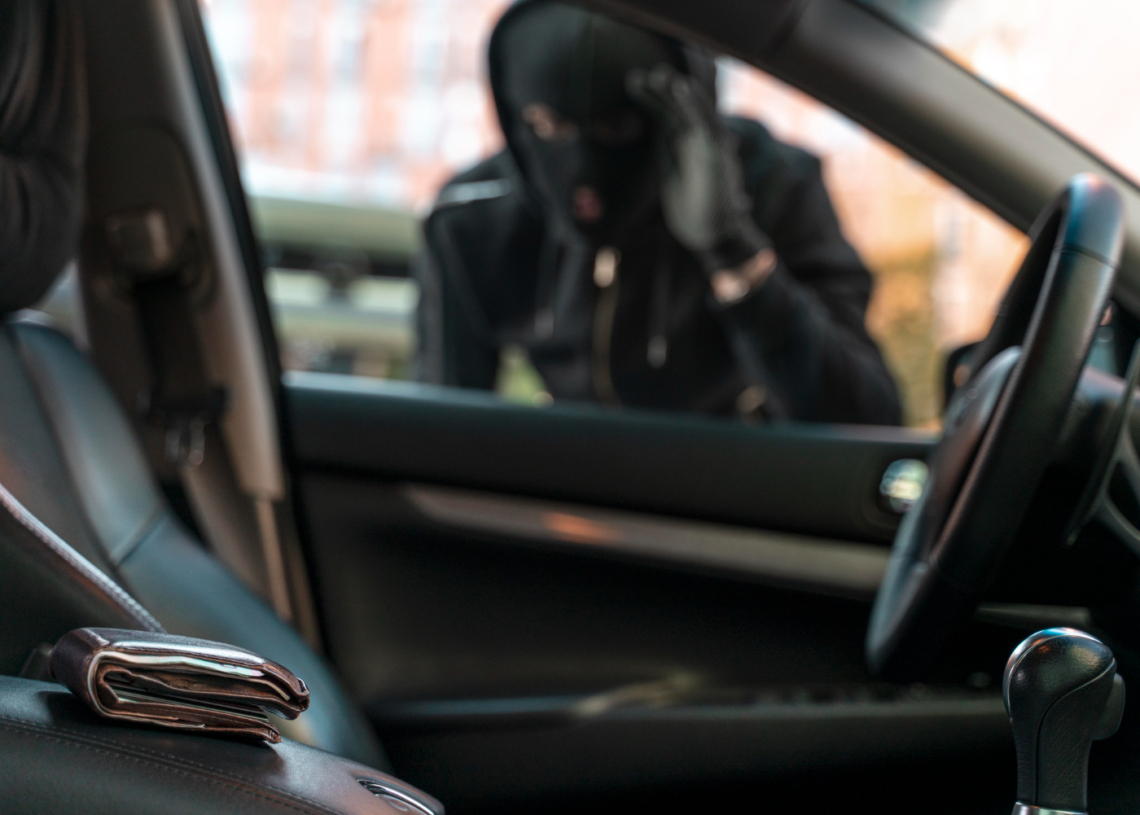 Kradzieże z aut w powiecie opoczyńskim. Policja ostrzega kierowców 1 Kradzieże z aut w powiecie opoczyńskim. Policja ostrzega kierowców