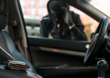 Kradzieże z aut w powiecie opoczyńskim. Policja ostrzega kierowców
