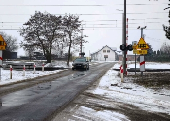 Zamknięte dwa przejazdy drogowo-kolejowe w powiecie piotrkowskim. Utrudnienia dla kierowców