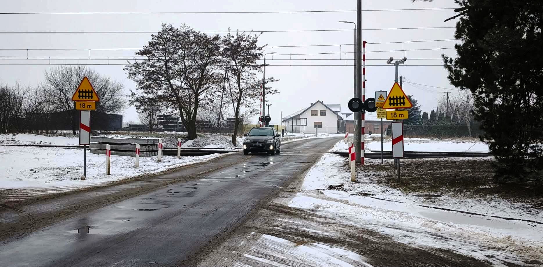 Zamknięte dwa przejazdy drogowo-kolejowe w powiecie piotrkowskim. Utrudnienia dla kierowców