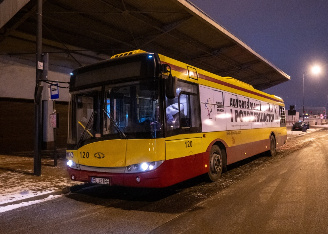 "Autobus dla bezdomnych i potrzebujących" pomaga rekordowej liczbie osób. 13 tysięcy wydanych poisłków