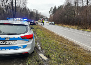 Wypadek w Bełchatowie na DW484. Dwa rozbite samochody, trzy osoby ranne