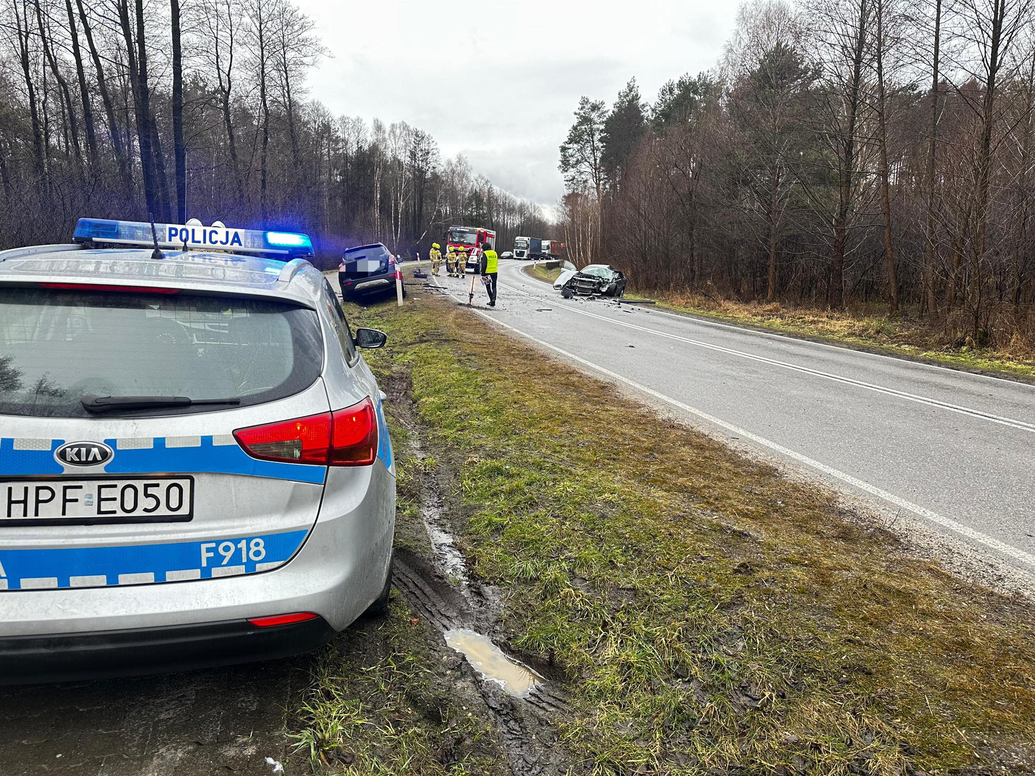 Wypadek w Bełchatowie na DW484. Dwa rozbite samochody, trzy osoby ranne