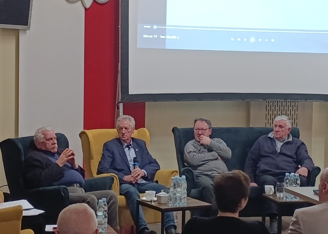 Wspólne oglądanie spekatklu „Ezi” w Brzezinach. Wśród obecnych znani aktorzy, dziennikarze i piłkarze [ZDJĘCIA]