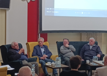 Wspólne oglądanie spekatklu „Ezi” w Brzezinach. Wśród obecnych znani aktorzy, dziennikarze i piłkarze [ZDJĘCIA]