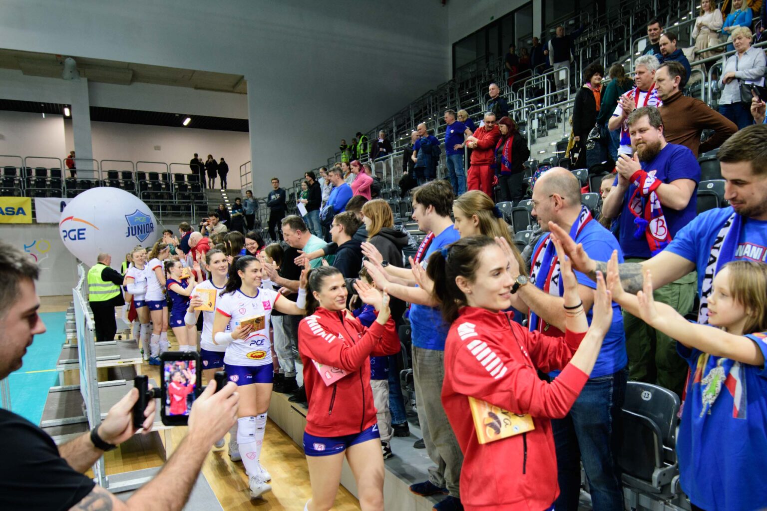 PGE Budowlane z Pucharem i wygrany mecz z Volley Wrocław fot Sebastian Szwajkowski_3 PGE Budowlane z Pucharem i wygrany mecz z Volley Wroclaw fot Sebastian Szwajkowski 3