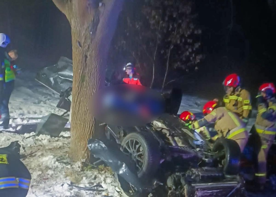 Śmiertelny wypadek. Samochód uderzył w drzewo i dachował 1 Śmiertelny wypadek. Samochód uderzył w drzewo i dachował