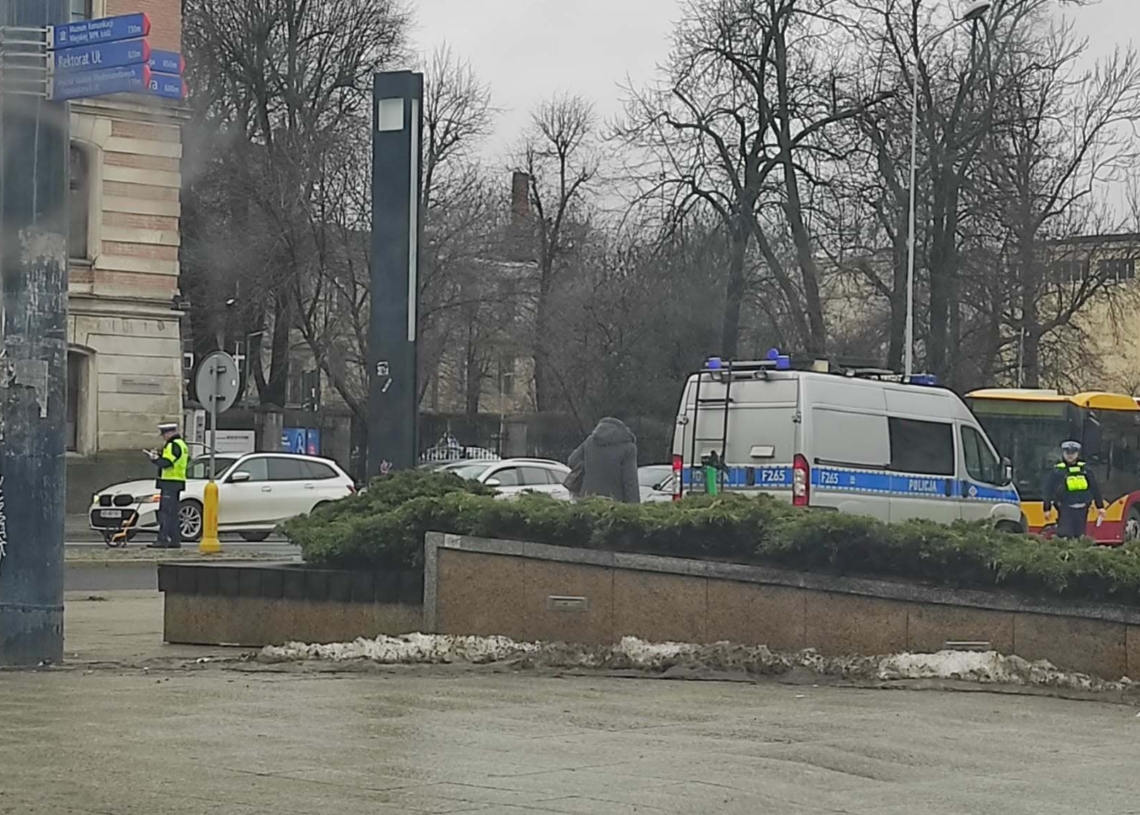 Wypadek obok pl. Dąbrowskiego. Autobus zderzył się z osobówką 1 Wypadek obok pl. Dąbrowskiego. Autobus zderzył się z osobówką