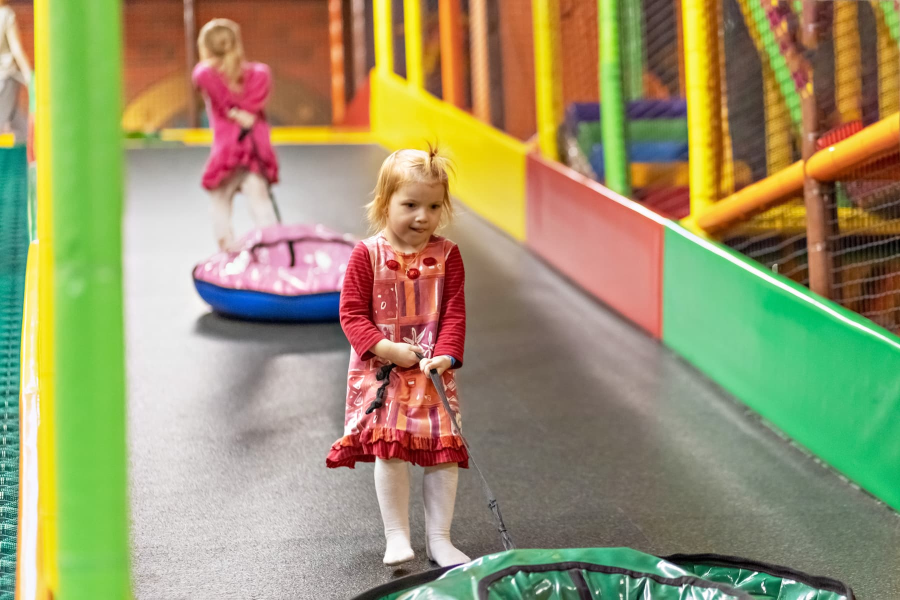 Nowa sala zabaw w Łodzi. To będzie hit dziecięcych urodzin w naszym mieście! 6 children are dragged up the hill on an inflatable 2025 03 10 10 52 46 utc1