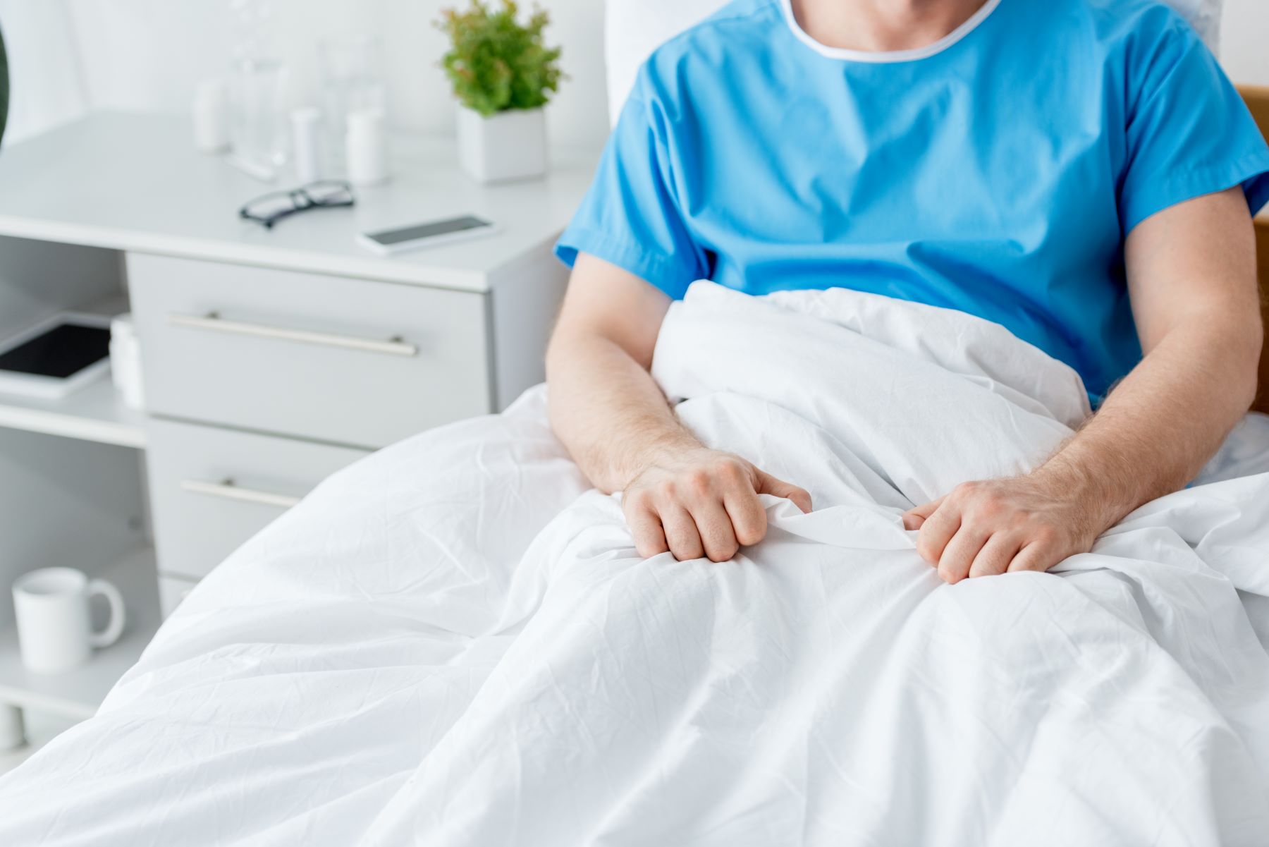 Sen po operacji biodra - dlaczego materac ma kluczowe znaczenie 3 Jak ułatwić sobie wstawanie i bezpieczna zmianę pozycji, mat. reklamodawcy