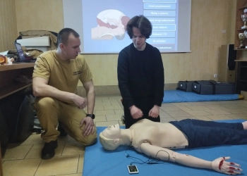 Młodzież i Pierwsza Pomoc. Uczniowie ze Zduńskiej Woli uczą się ratować życie