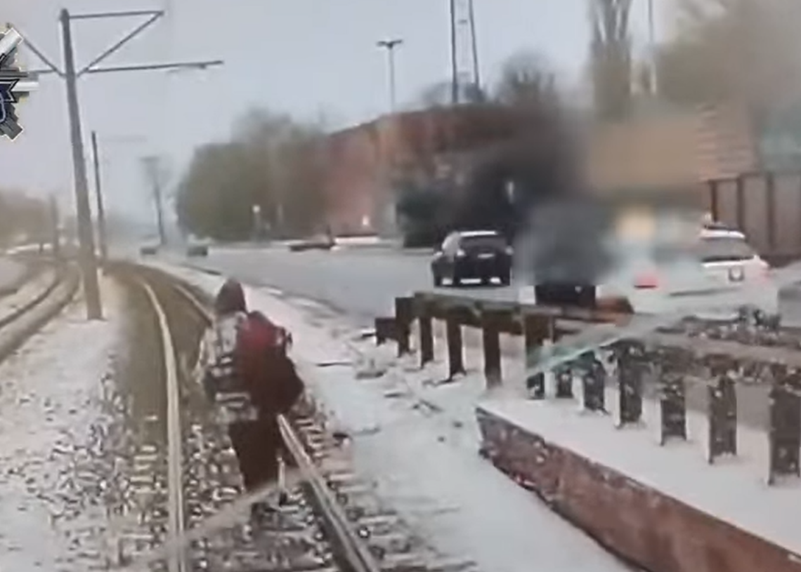 Zablokowała ruch tramwajów. Zdenerwowała się na motorniczego [WIDEO]