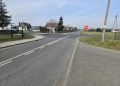Drogowy absurd w Lututowie. Brak przejścia dla pieszych i linia ciągła przy wjeździe do sklepu 2 Drogowy absurd w Lututowie. Brak przejścia dla pieszych i linia ciągła przy wjeździe do sklepu