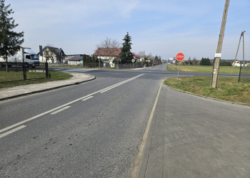 Drogowy absurd w Lututowie. Brak przejścia dla pieszych i linia ciągła przy wjeździe do sklepu