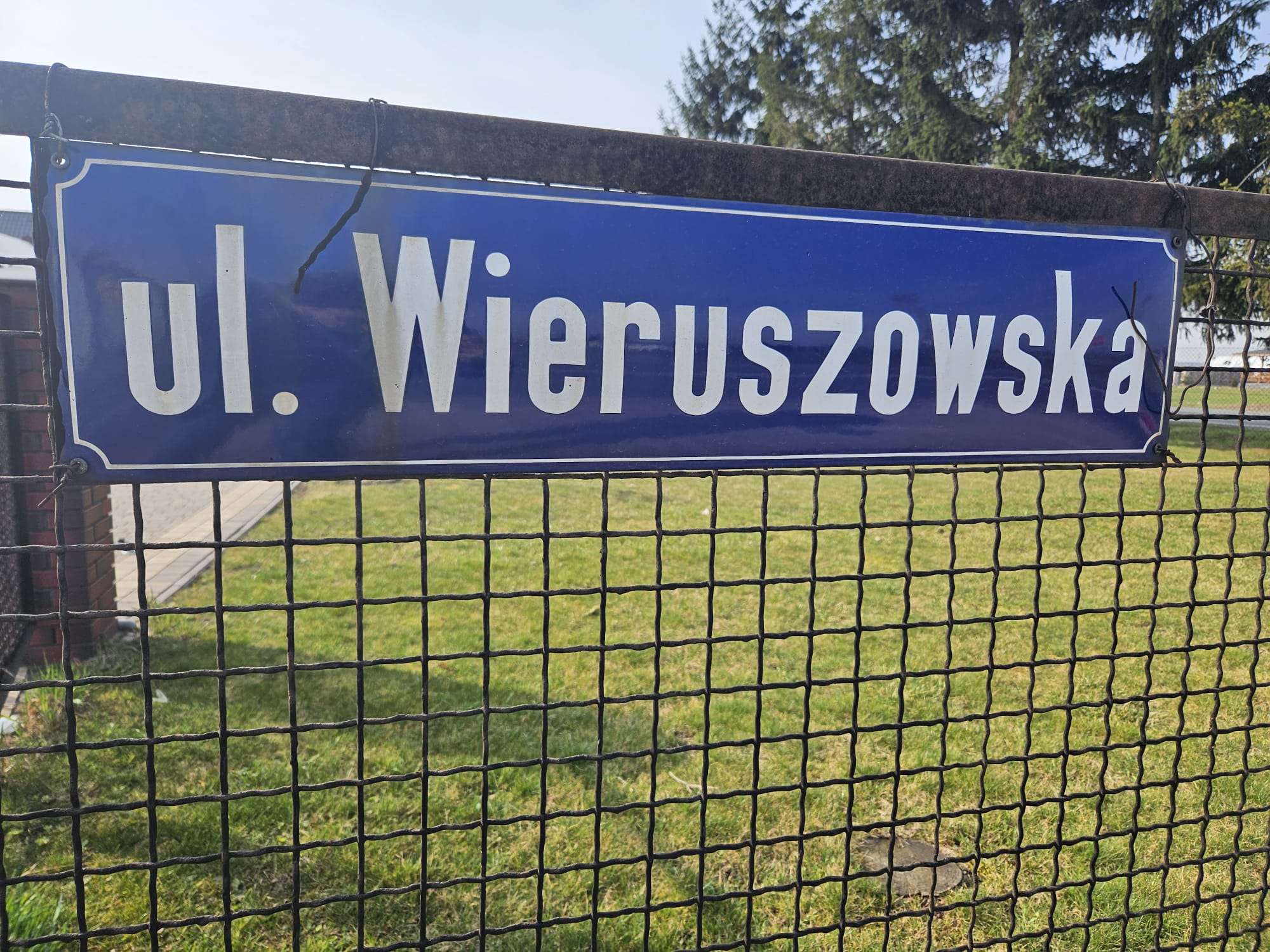 Drogowy absurd w Lututowie. Brak przejścia dla pieszych i linia ciągła przy wjeździe do sklepu 2 Drogowy absurd w Lututowie. Brak przejścia dla pieszych i linia ciągła przy wjeździe do sklepu