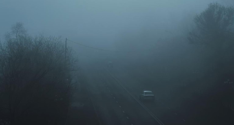 Gęsta mgła w całym województwie. IMGW ostrzega kierowców