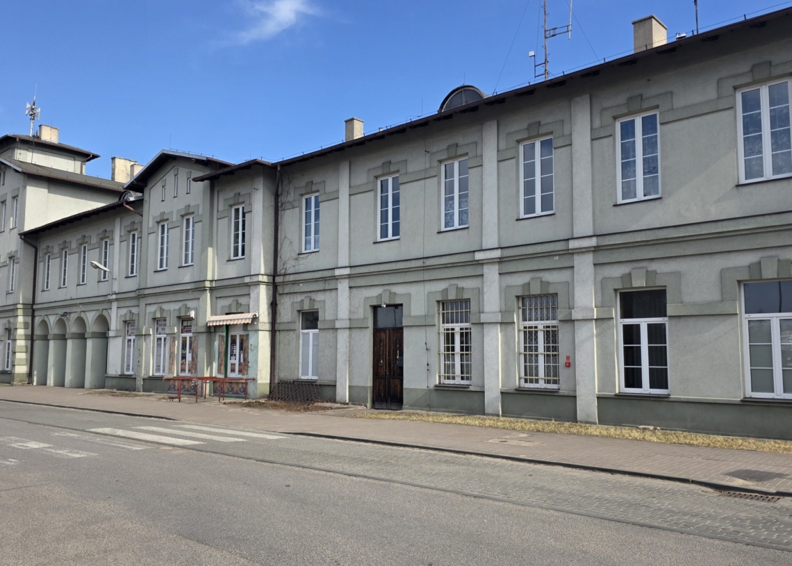Przy dworcu w Tomaszowie Mazowieckim powstanie kolejny parking 1 Parkingi przy dworcu kolejowym zapełnione. W Tomaszowie Mazowieckim powstaną dwa kolejne