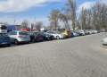 Parkingi przy dworcu kolejowym zapełnione. W Tomaszowie Mazowieckim powstaną dwa kolejne