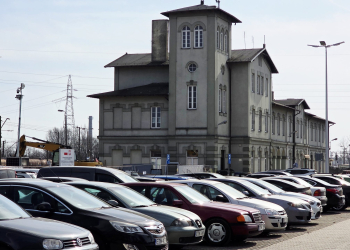 Parkingi przy dworcu kolejowym zapełnione. W Tomaszowie Mazowieckim powstaną dwa kolejne