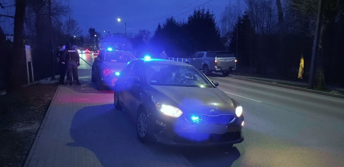 Wybiegli z samochodów, bili i kopali 20-latka. Zatrzymano sprawców