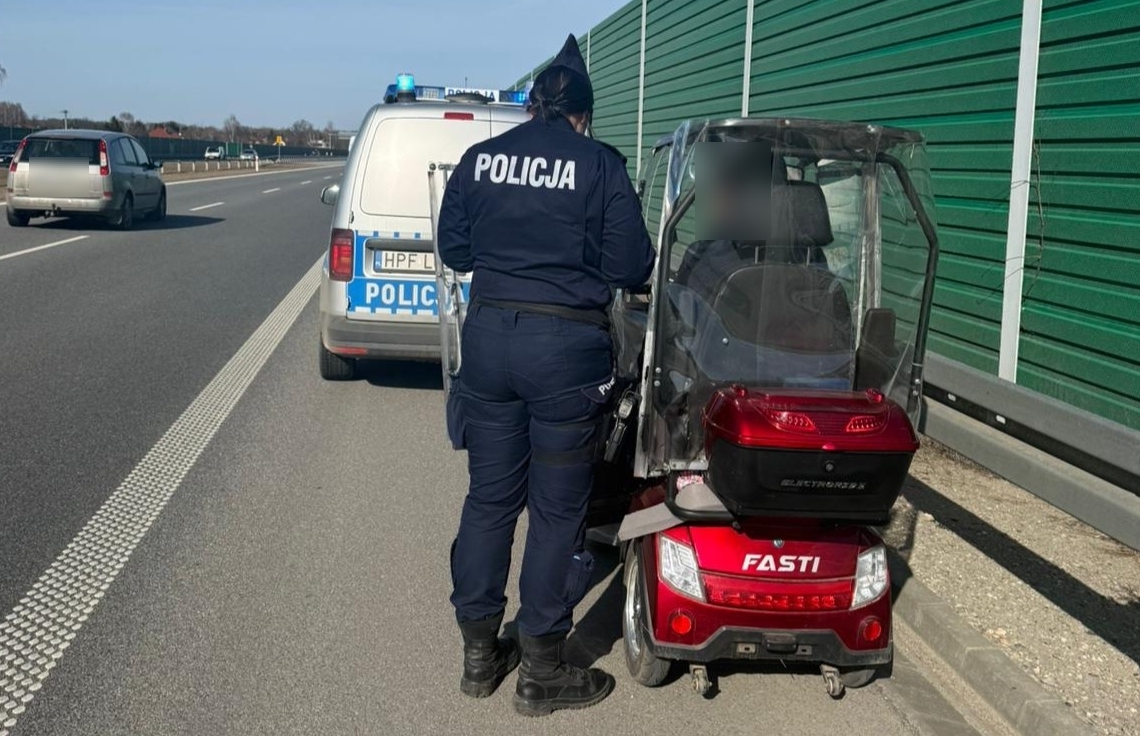 76-latek wjechał wózkiem inwalidzkim na S14. Chciał dojechać do domu „komfortową trasą” 1 76-latek wjechał wózkiem inwalidzkim na S14. Chciał dojechać do domu „komfortową trasą”