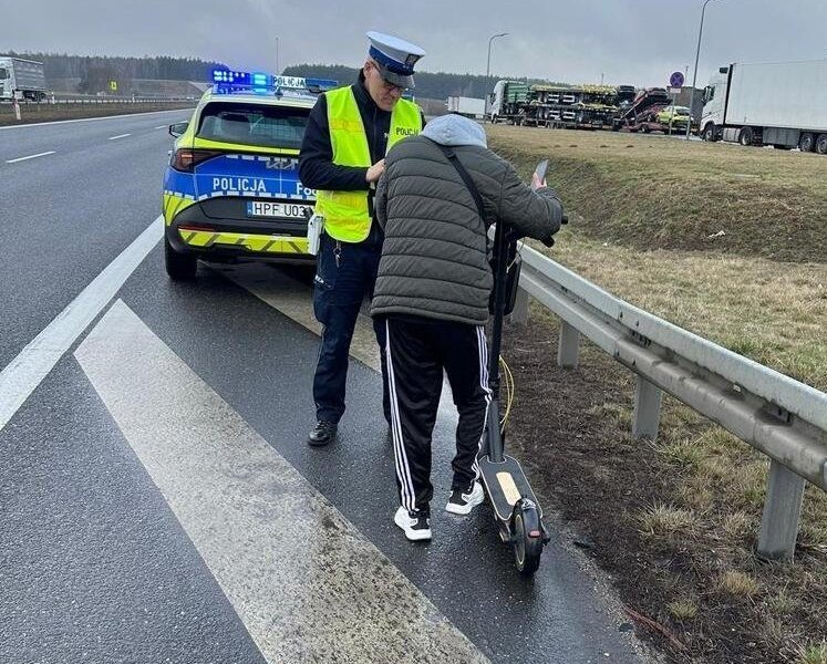 Hulajnogą jechał po S8. Spieszył się... na zabieg kosmetyczny