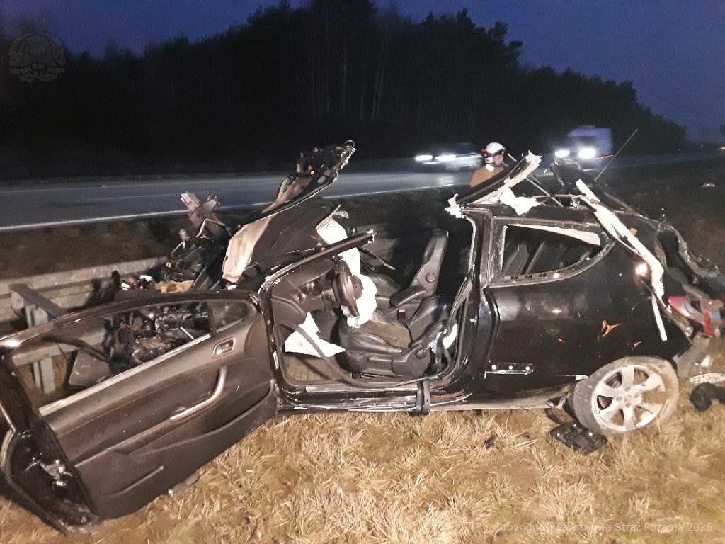 Wypadek na A1 w Głuchowie. Kierowca peugeota wjechał pod ciężarówkę